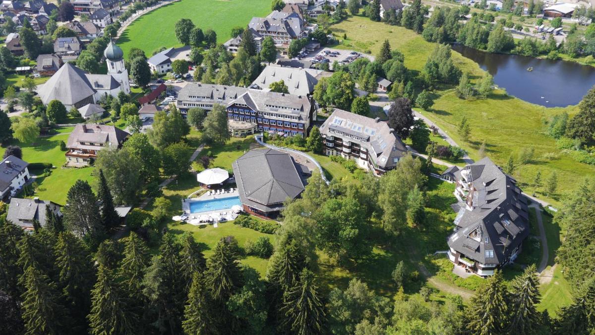 Der Swimmingpool an oder in der Nähe von Parkhotel Adler