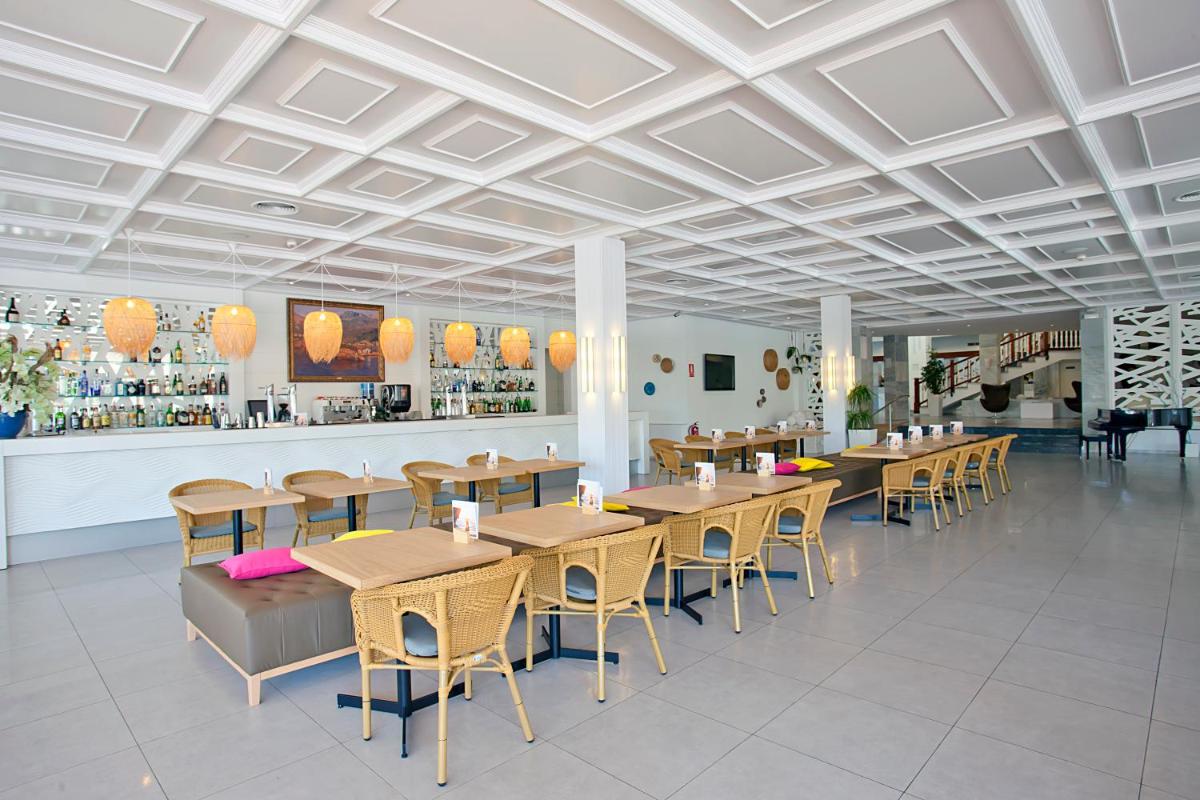 Un restaurante o sitio para comer en Cabot Pollensa Park Spa