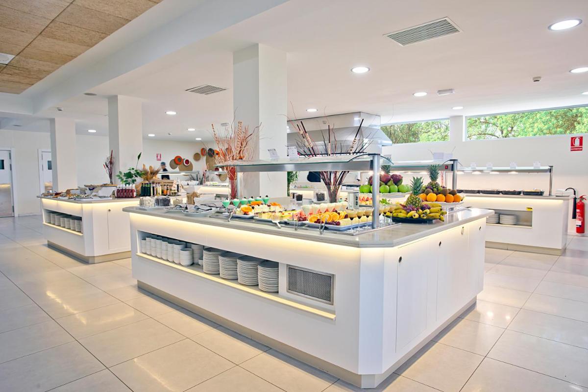 Comida en o cerca de este hotel