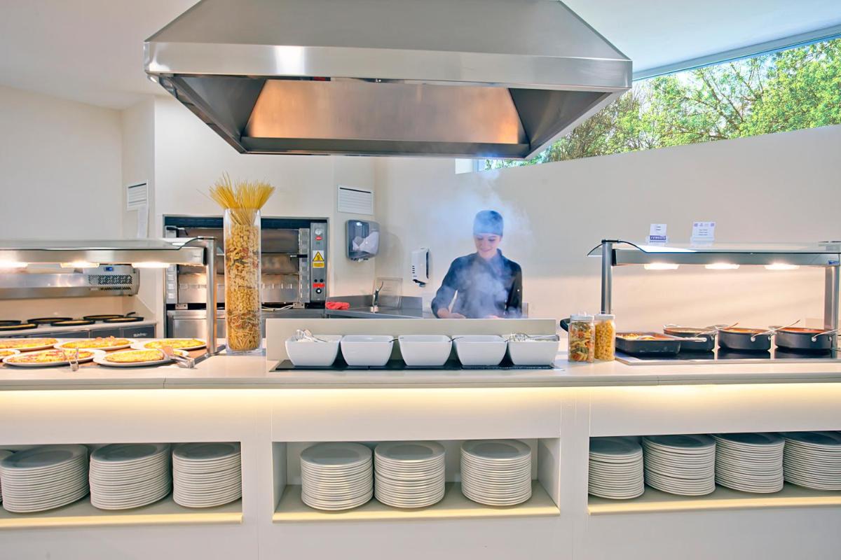 Una cocina o zona de cocina en Cabot Pollensa Park Spa