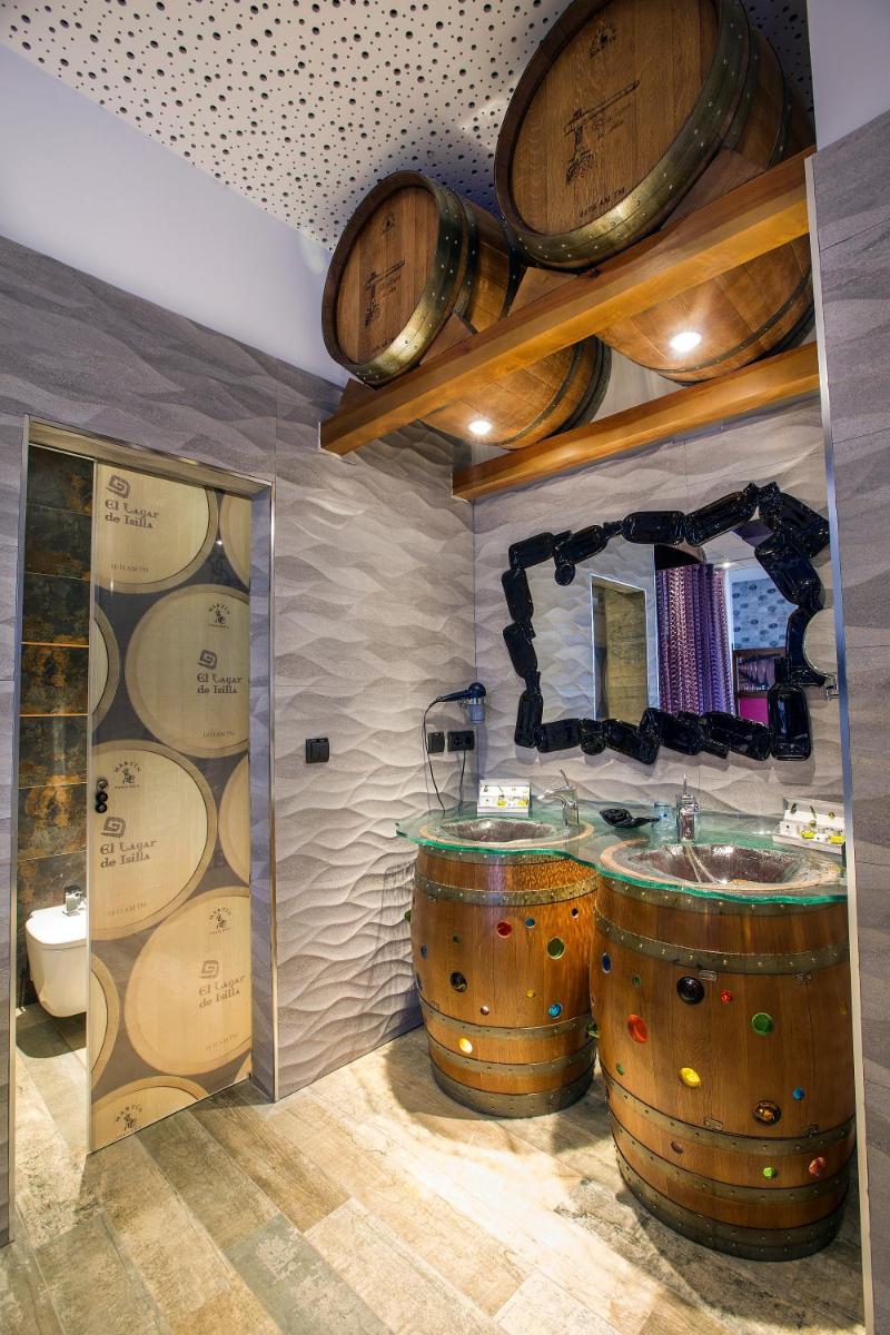una sala de cata de vinos con barriles en la pared en Hotel SPA El Lagar de Isilla, en La Vid y Barrios