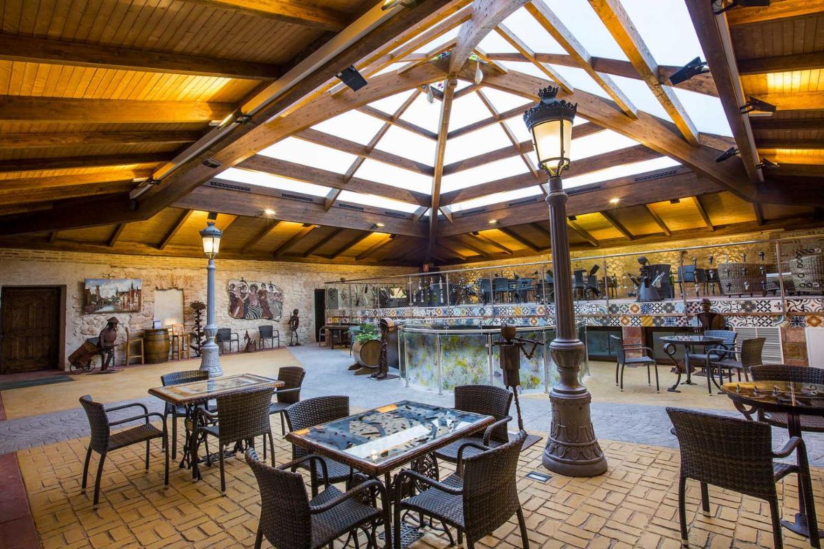 Un restaurante o sitio para comer en Hotel SPA El Lagar de Isilla