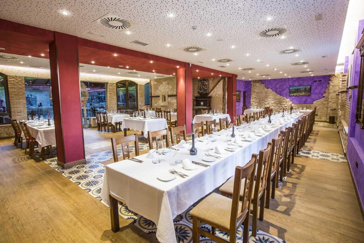Un restaurante o sitio para comer en Hotel SPA El Lagar de Isilla