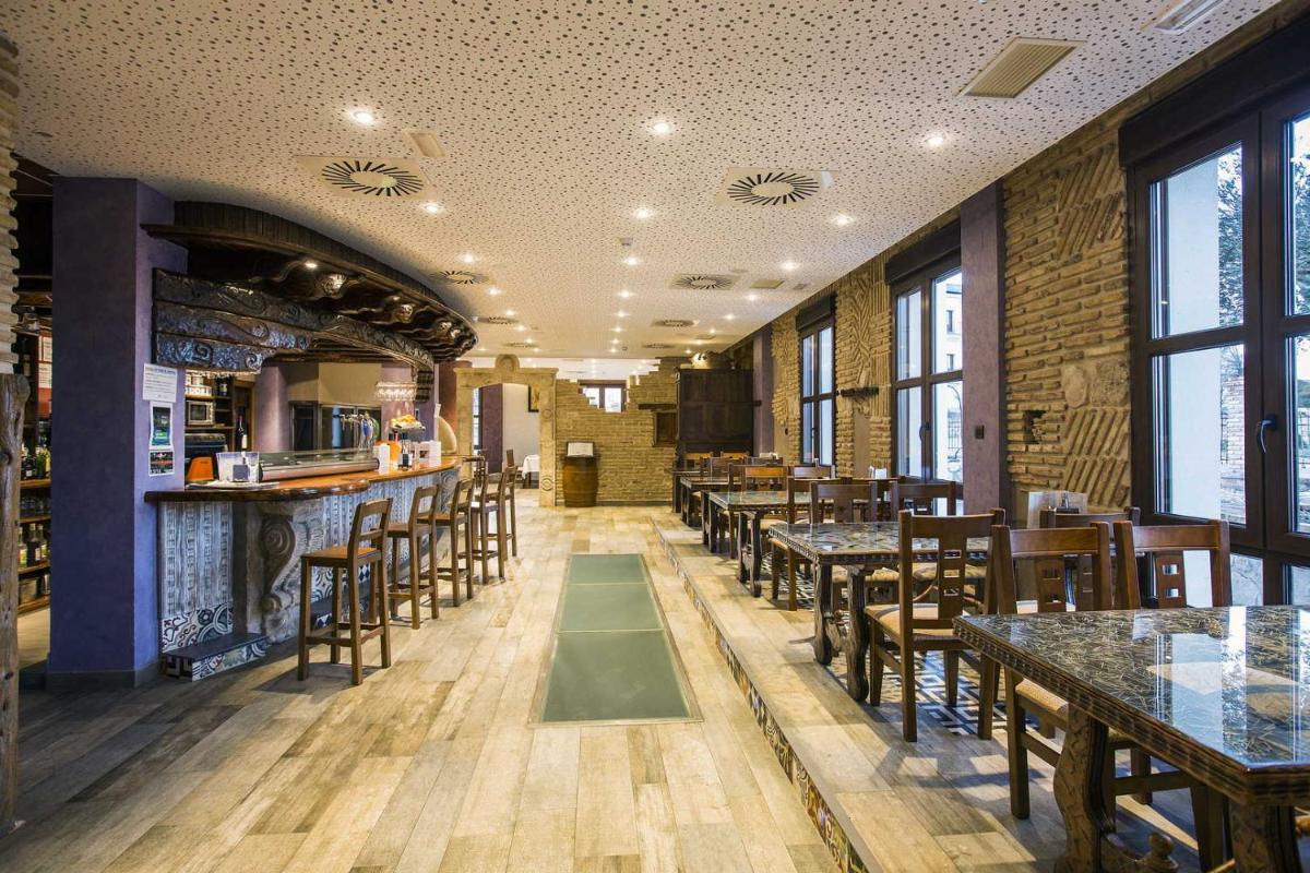 Un restaurante o sitio para comer en Hotel SPA El Lagar de Isilla