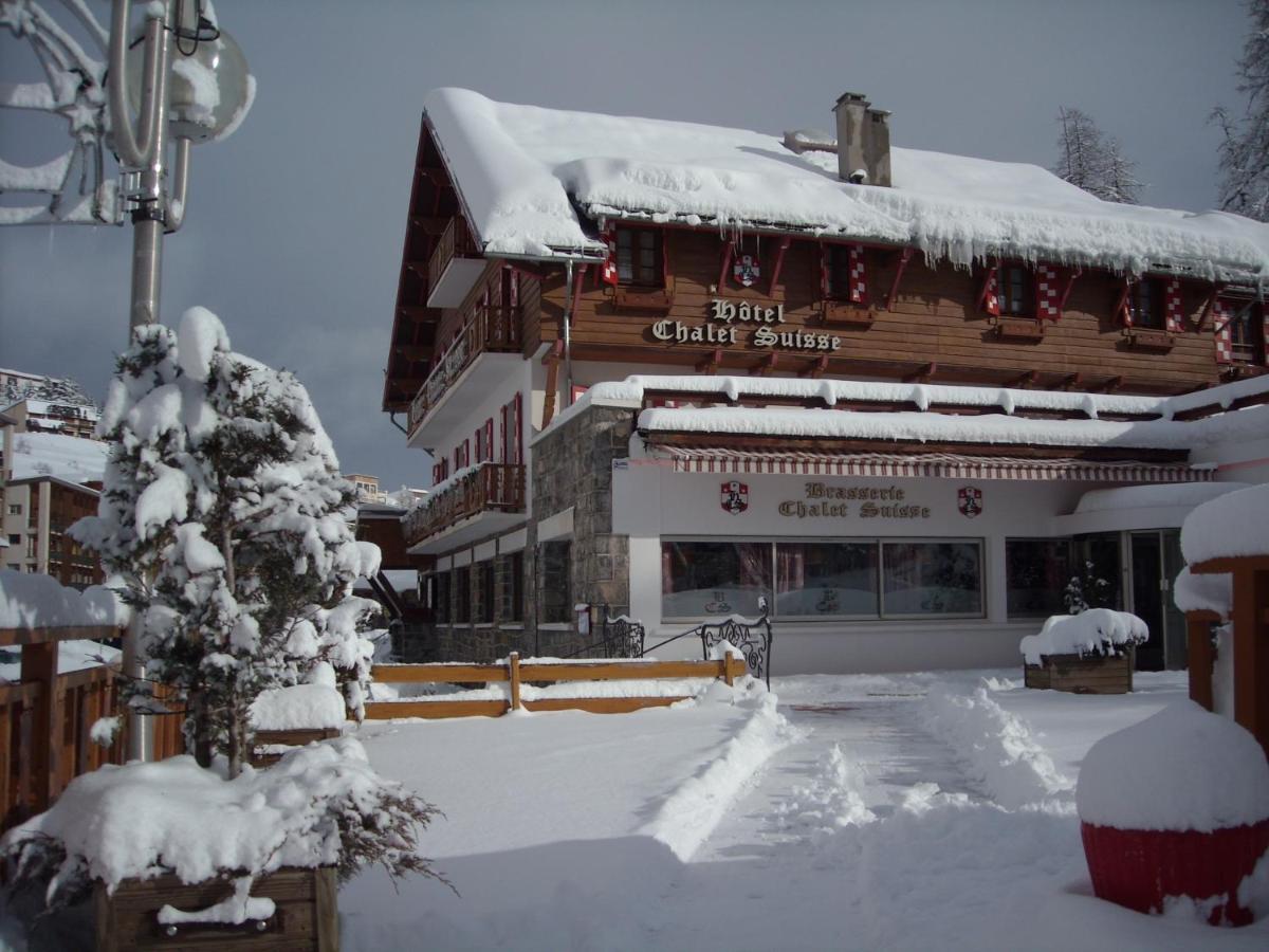 L'établissement Le Chalet Suisse en hiver
