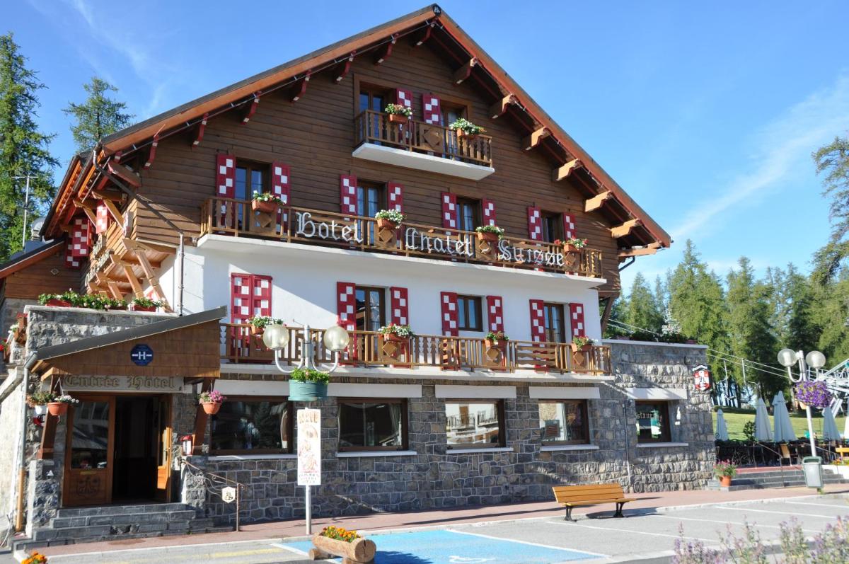 un grand bâtiment avec des balcons sur le côté dans l'établissement Le Chalet Suisse, à Valberg