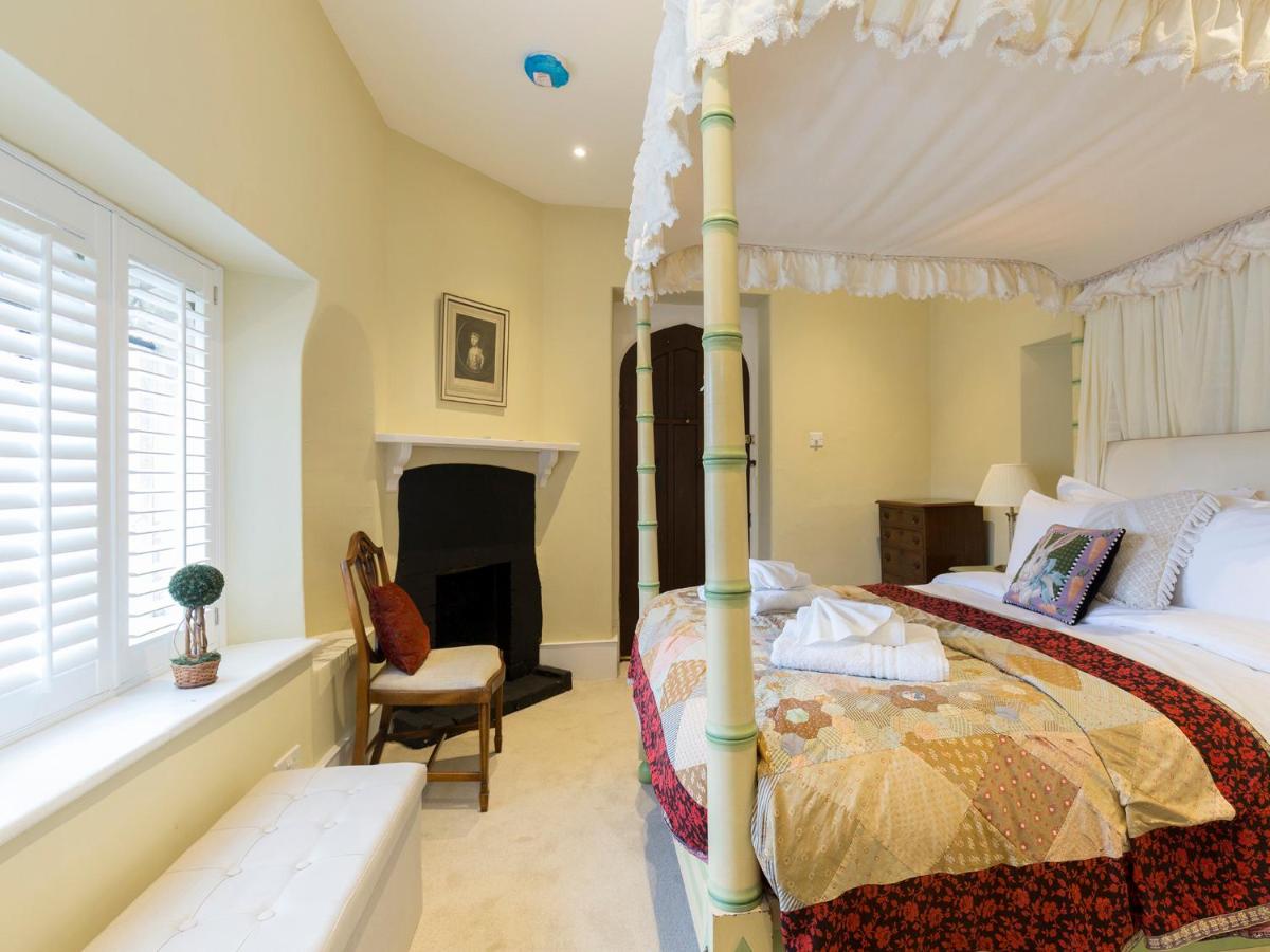 Castle Gatehouse - Housity