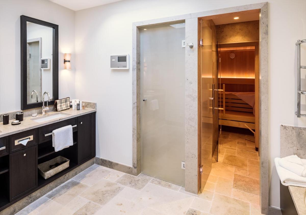 ein Badezimmer mit Dusche und Waschbecken in der Unterkunft Severin's Resort & Spa in Keitum