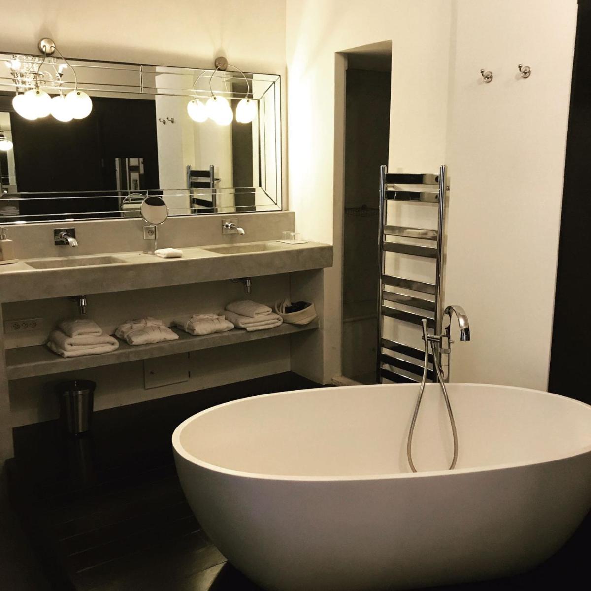Salle de bains dans l'établissement Hôtel Particulier Le 28 - Spa & Art Luxury Design by Alain Ducasse