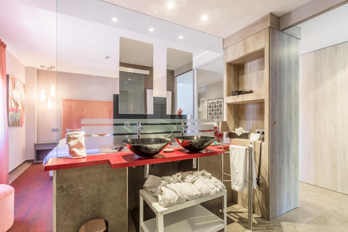 Una cocina o zona de cocina en Lago Garden Apart-Suites & Spa Hotel