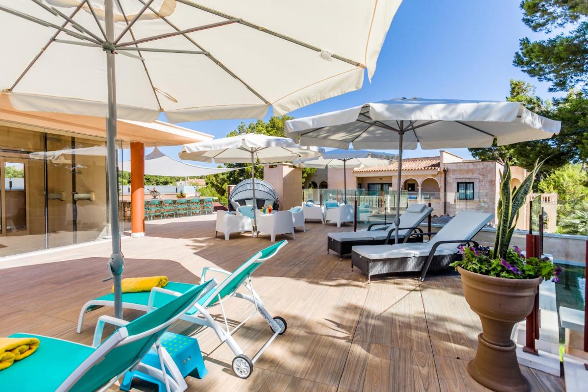 Un patio o zona al aire libre en Lago Garden Apart-Suites & Spa Hotel