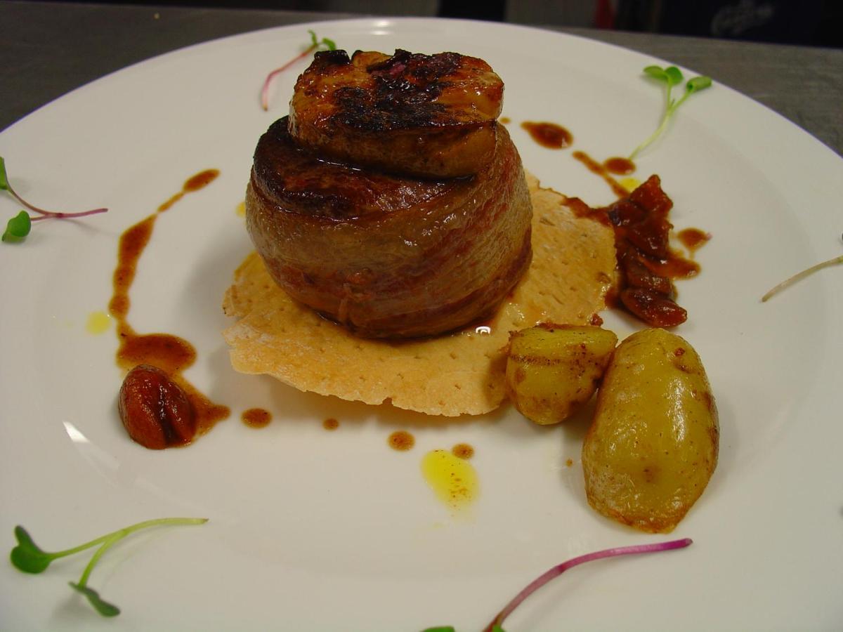 Comida en o cerca de este hotel