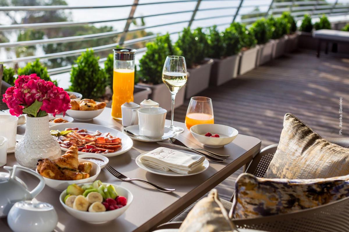Comida en o cerca de este hotel
