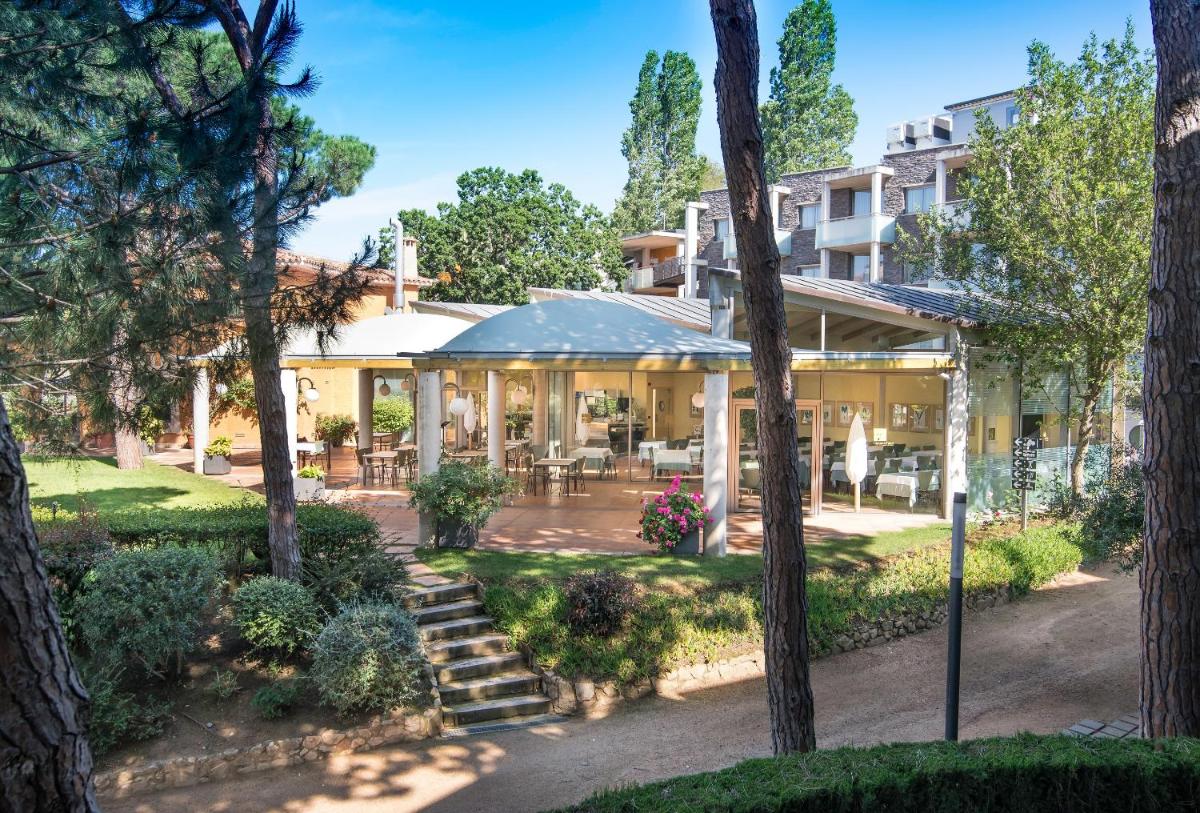 Jardín al aire libre en Aparthotel Ciutat de Palol