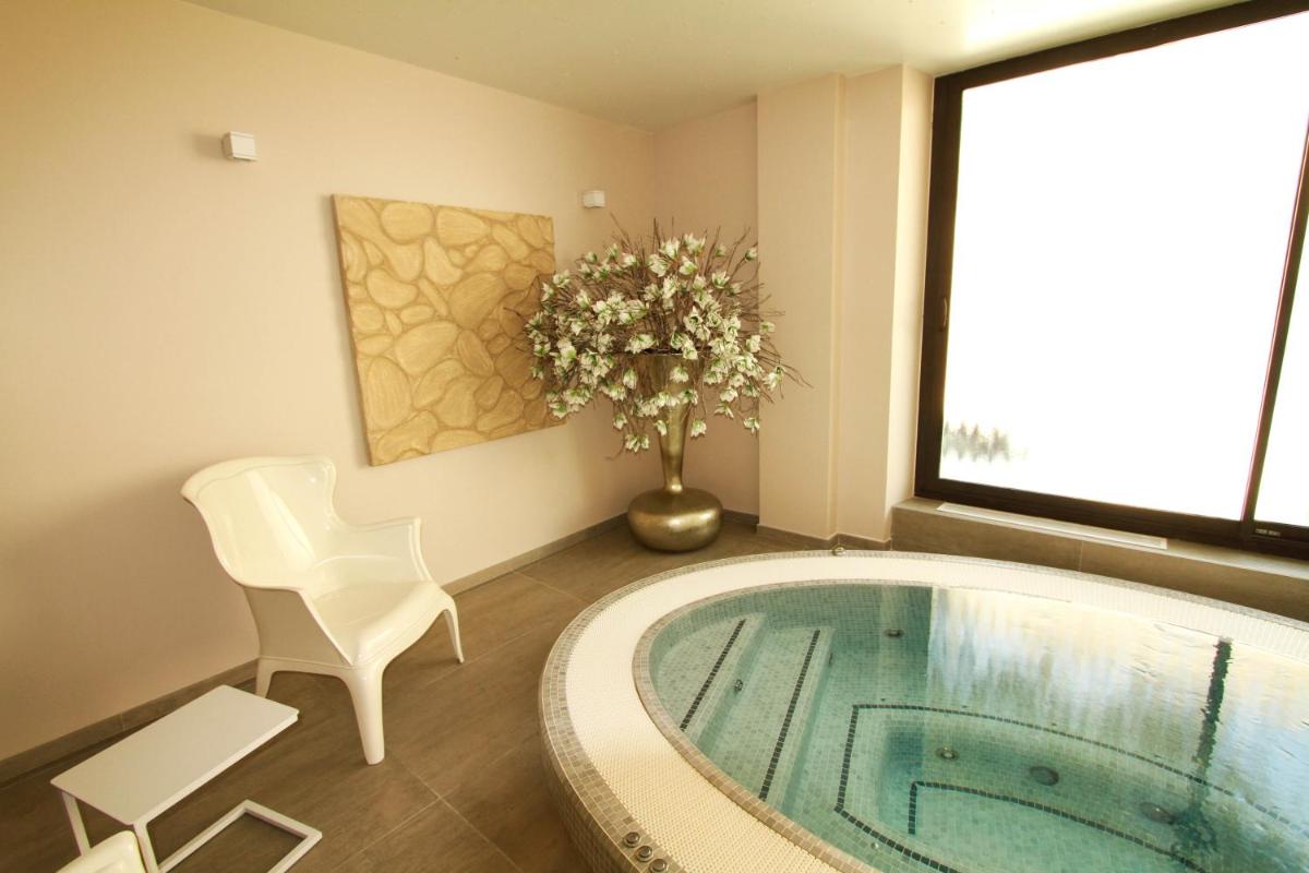 Piscine de l'établissement Hotel du Soleil et Spa ou située à proximité