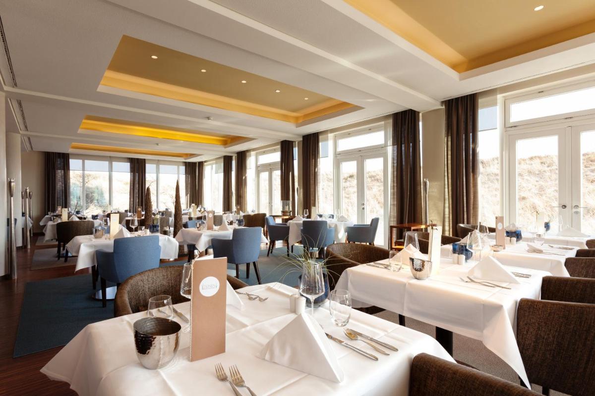 Ein Restaurant oder anderes Speiselokal in der Unterkunft A-ROSA Sylt