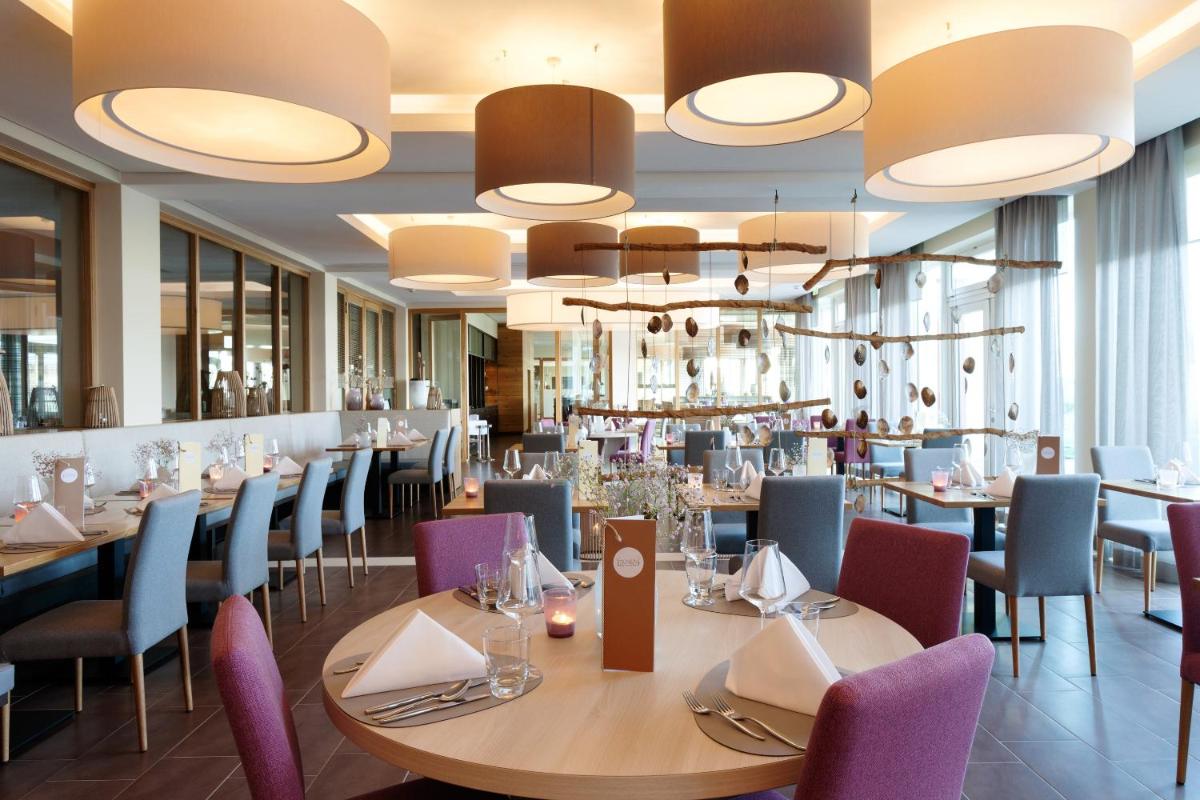 Ein Restaurant oder anderes Speiselokal in der Unterkunft A-ROSA Sylt