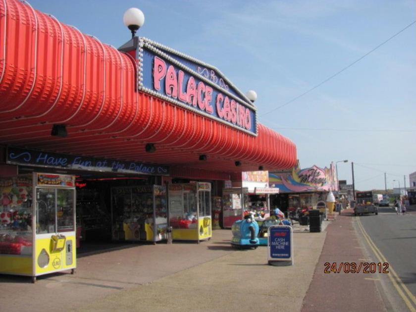 Hemsby Beach Sandsgate 11 - Housity
