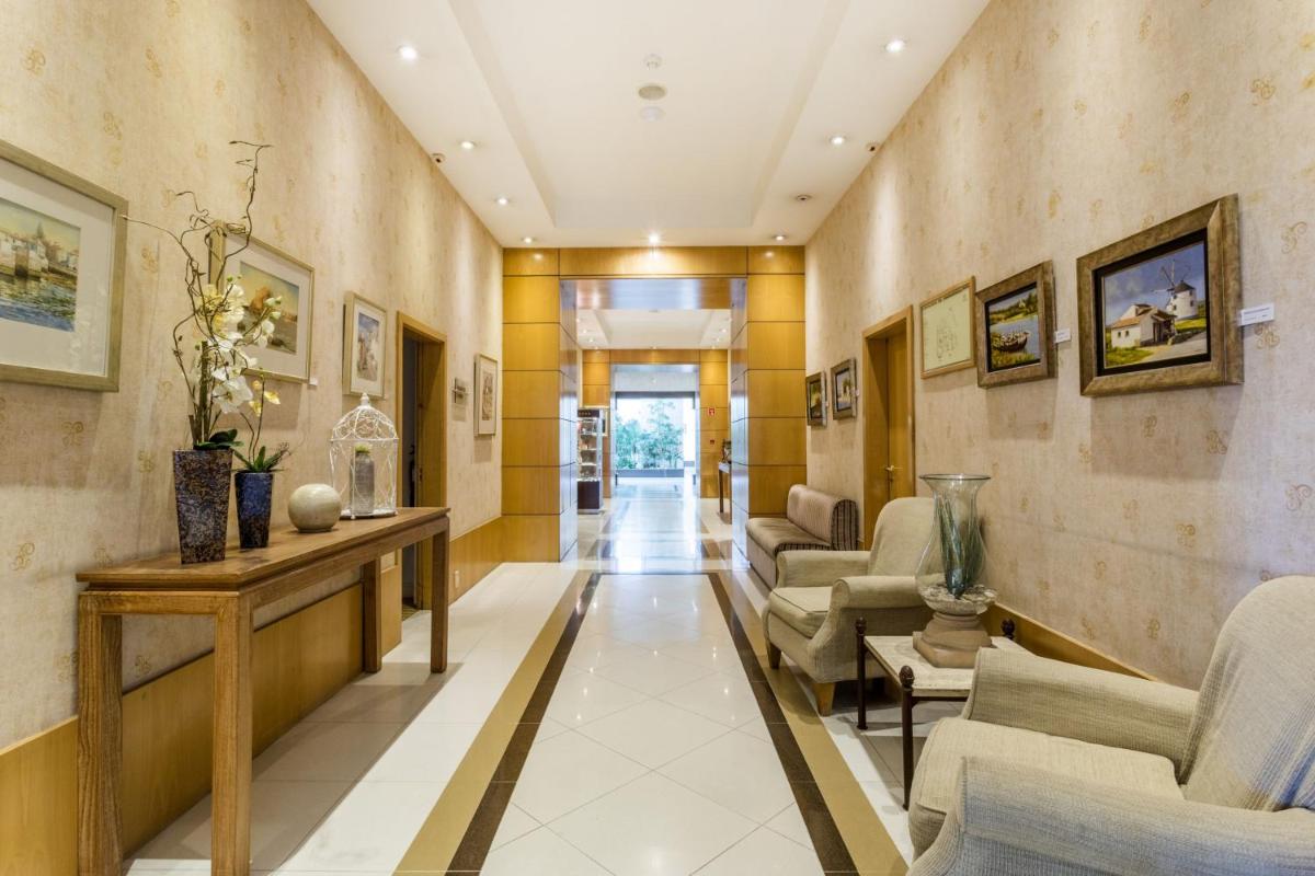 Uma área de estar em Riviera Hotel