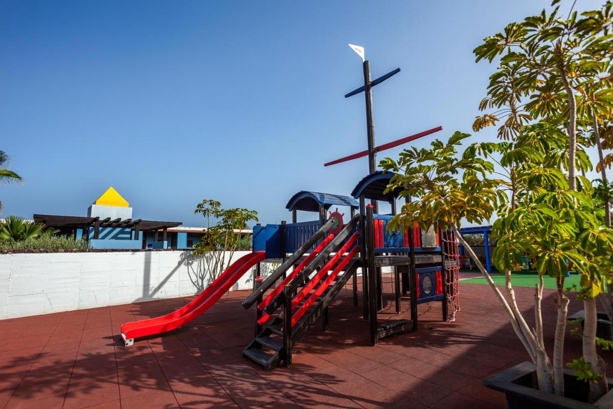 un parque con un área de juegos con tobogán en Occidental Jandía Playa, en Morro del Jable