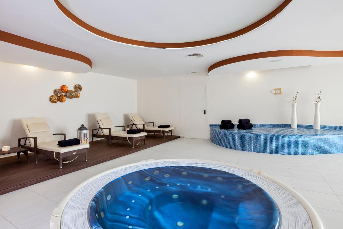 Piscina en o cerca de Occidental Jandía Royal Level - Adults Only