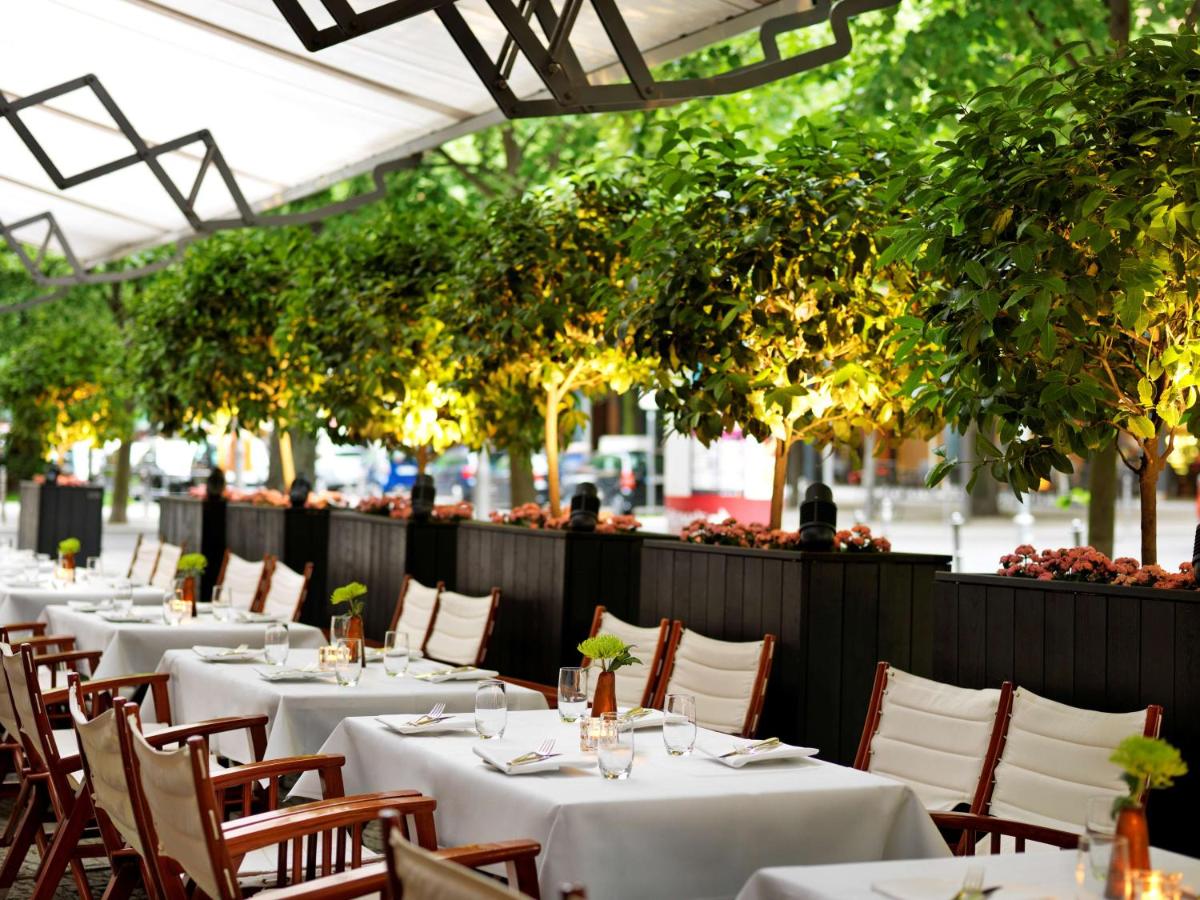 Ein Restaurant oder anderes Speiselokal in der Unterkunft Grand Hyatt Berlin