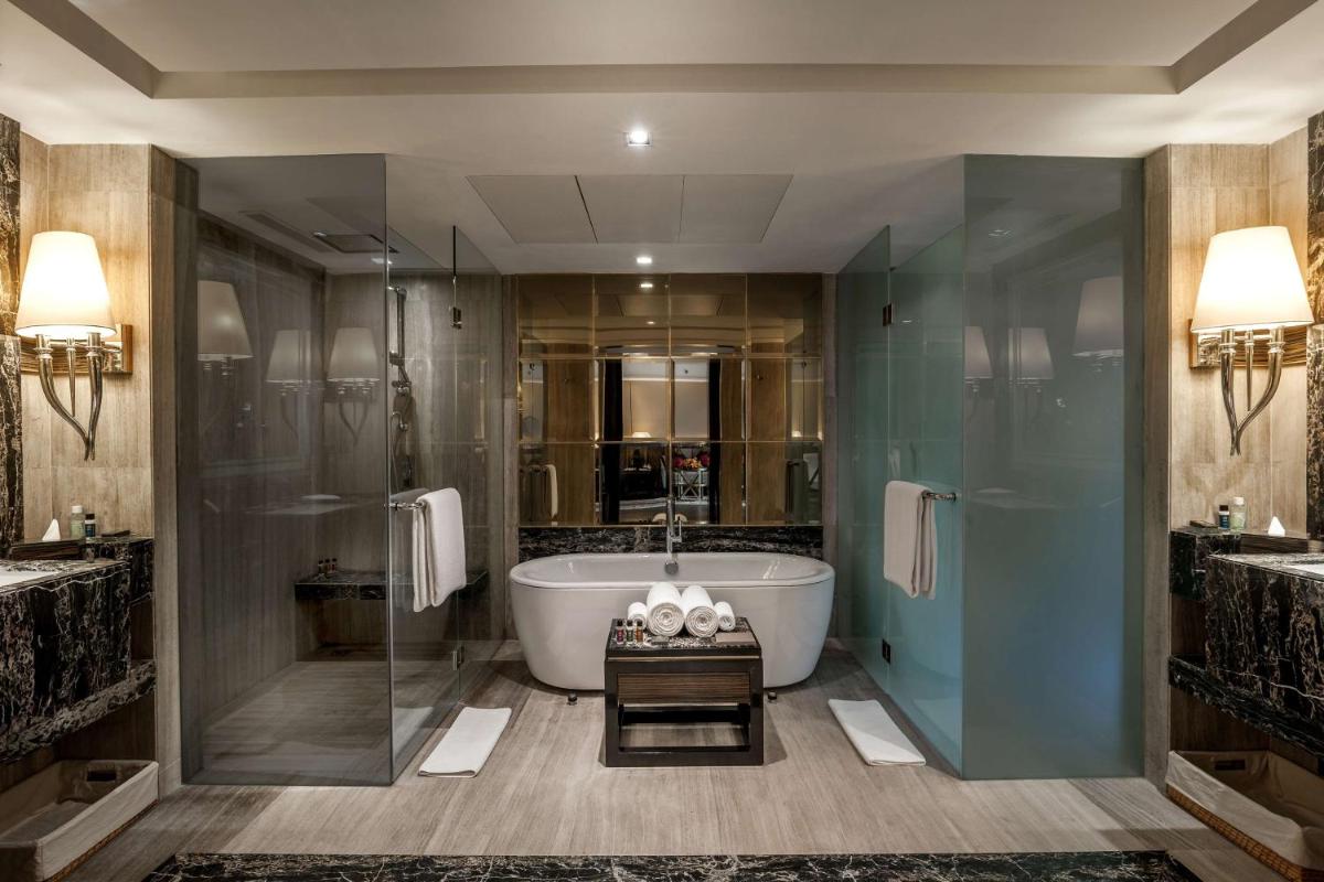 a large bathroom with a tub and a shower at Hyatt Ahmedabad in Ahmedabad