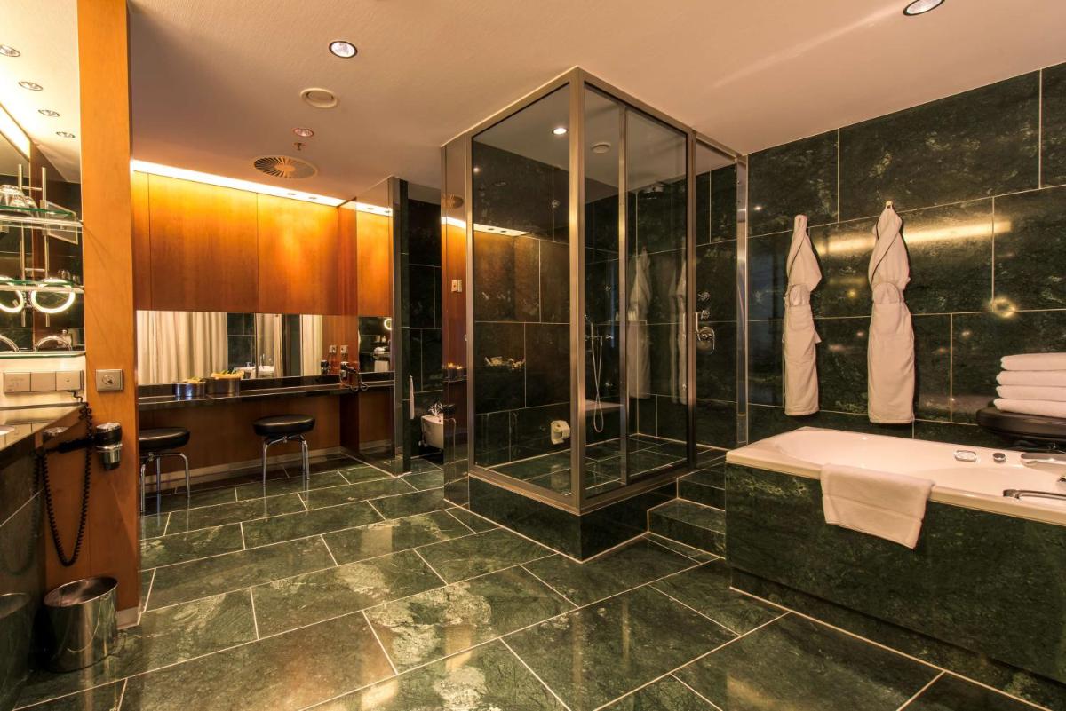 Ein Badezimmer in der Unterkunft Grand Hyatt Berlin