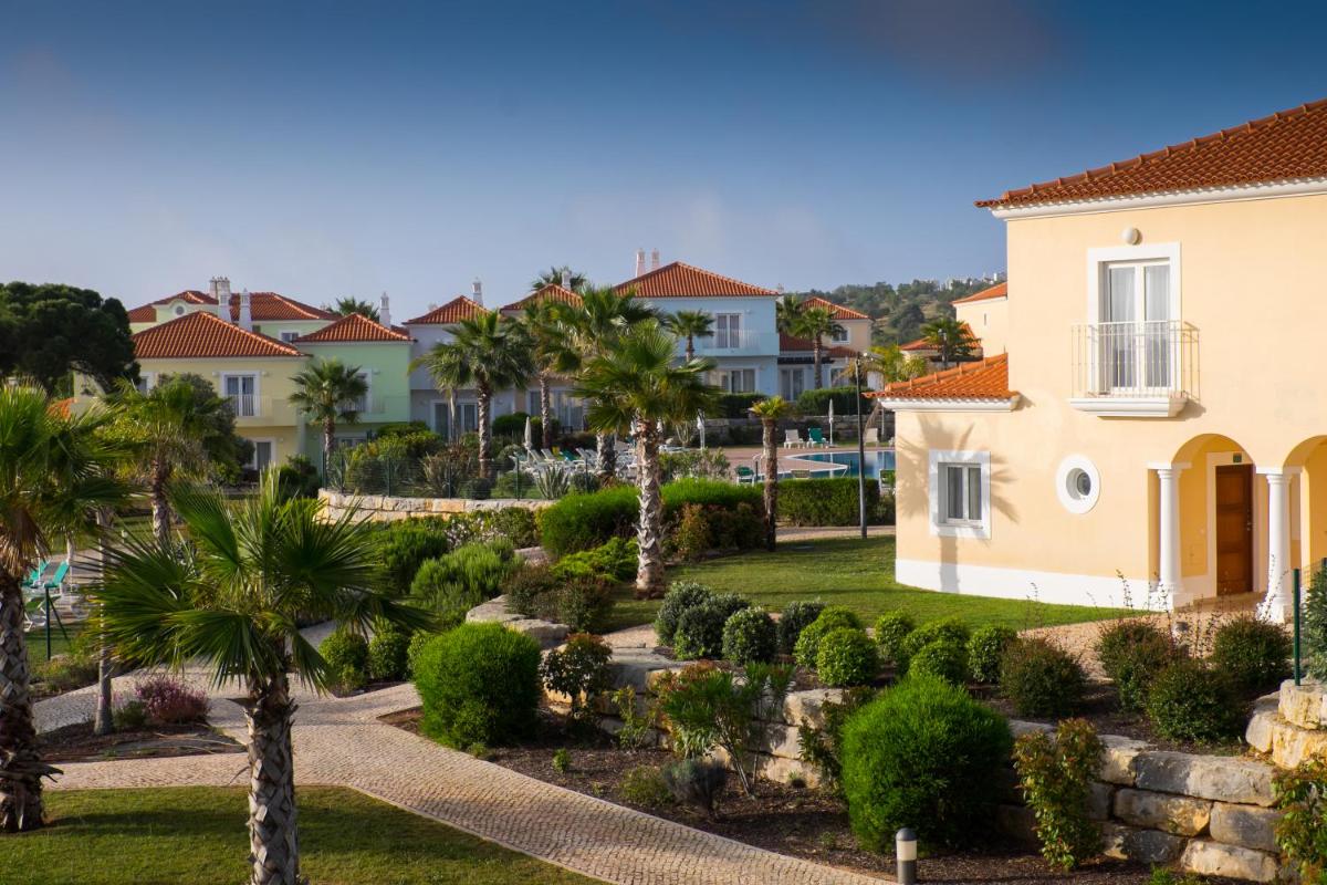 Um jardim no exterior de Eden Villas & Apartments