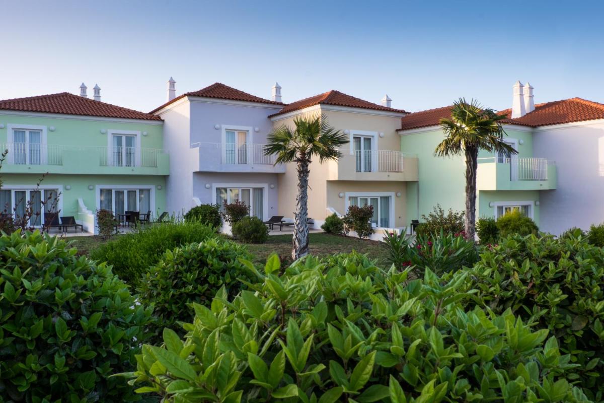 Um jardim no exterior de Eden Villas & Apartments