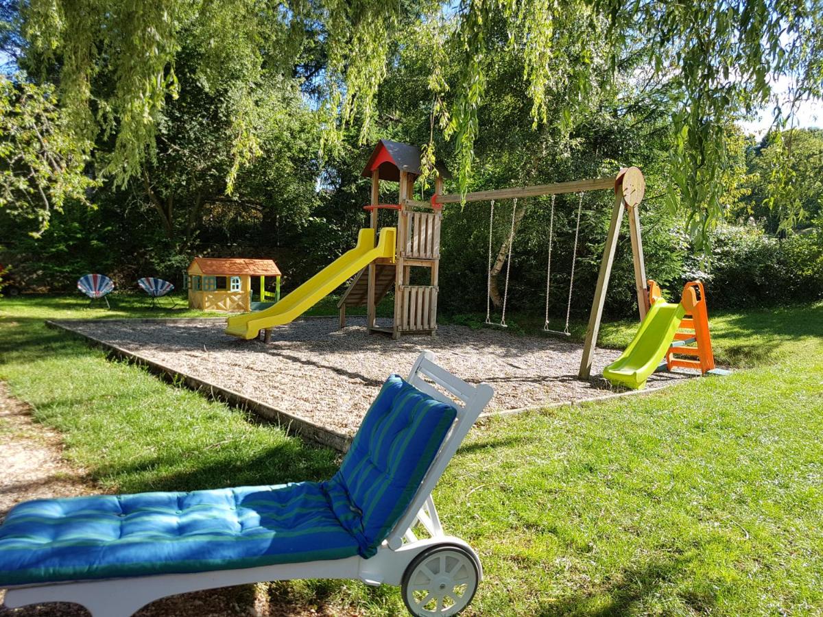 Aire de jeux pour enfants de l'établissement Logis SPA Hotel Restaurant De La Poste