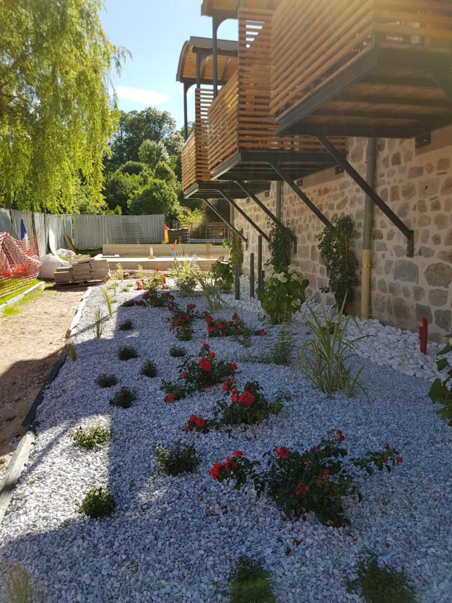 Jardin de l'établissement Logis SPA Hotel Restaurant De La Poste