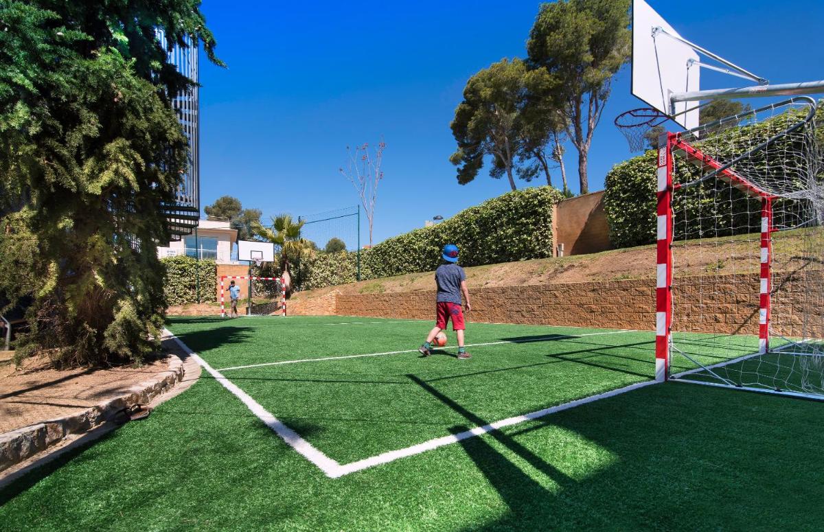 Instalaciones para jugar a tenis o squash en Aparthotel Ciutat de Palol o alrededores