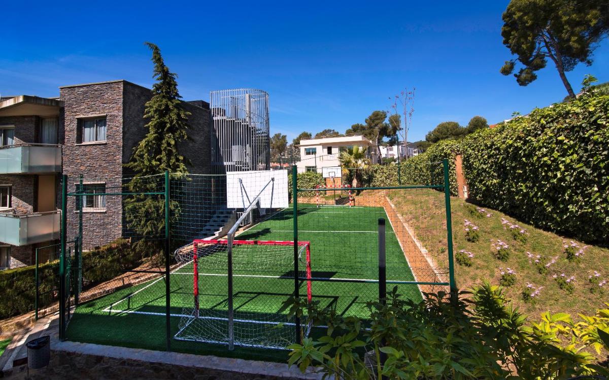 Instalaciones para jugar a tenis o squash en Aparthotel Ciutat de Palol o alrededores