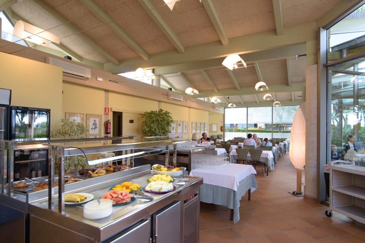 Comida en o cerca de este apartahotel