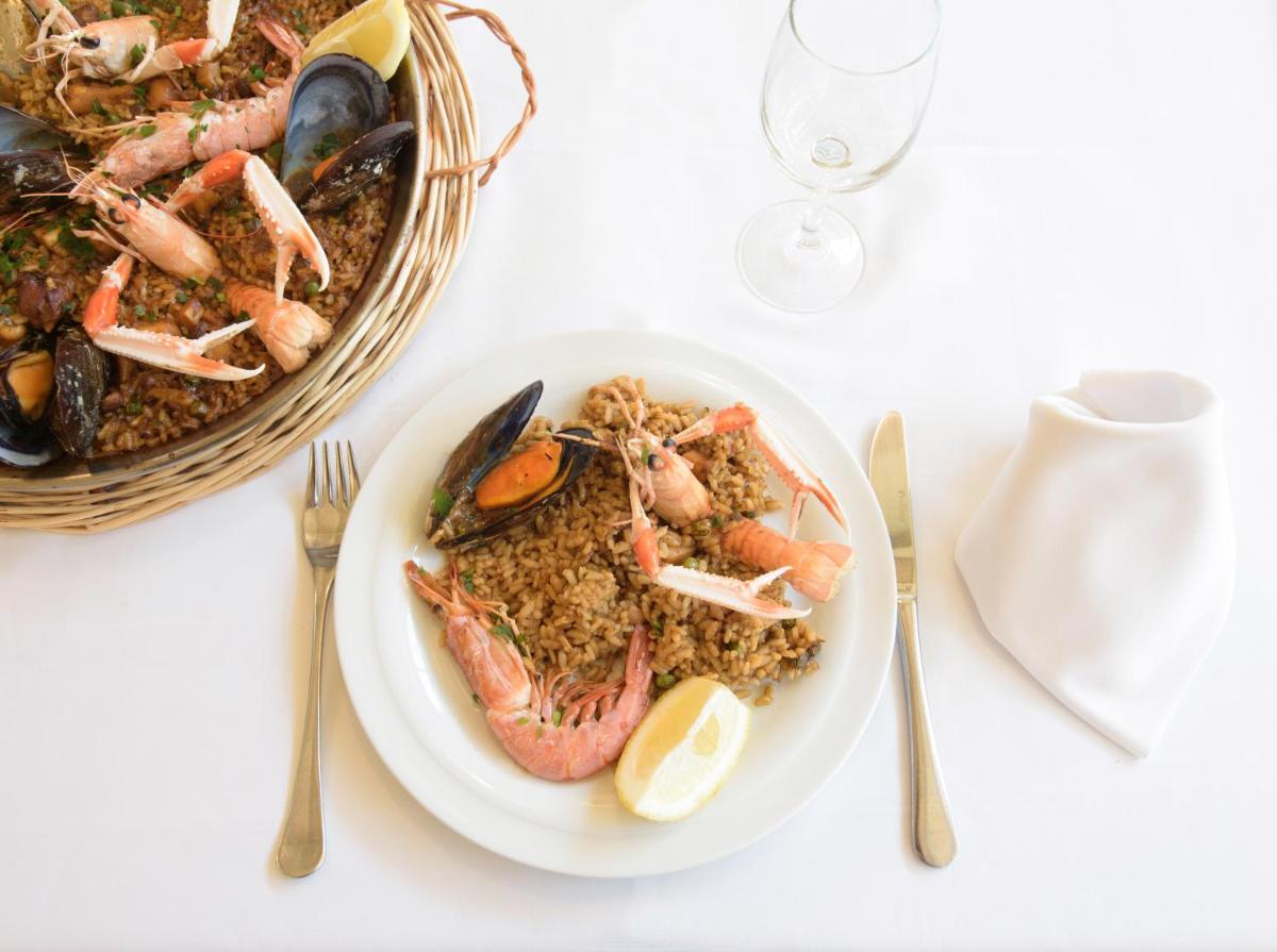 Comida en o cerca de este apartahotel