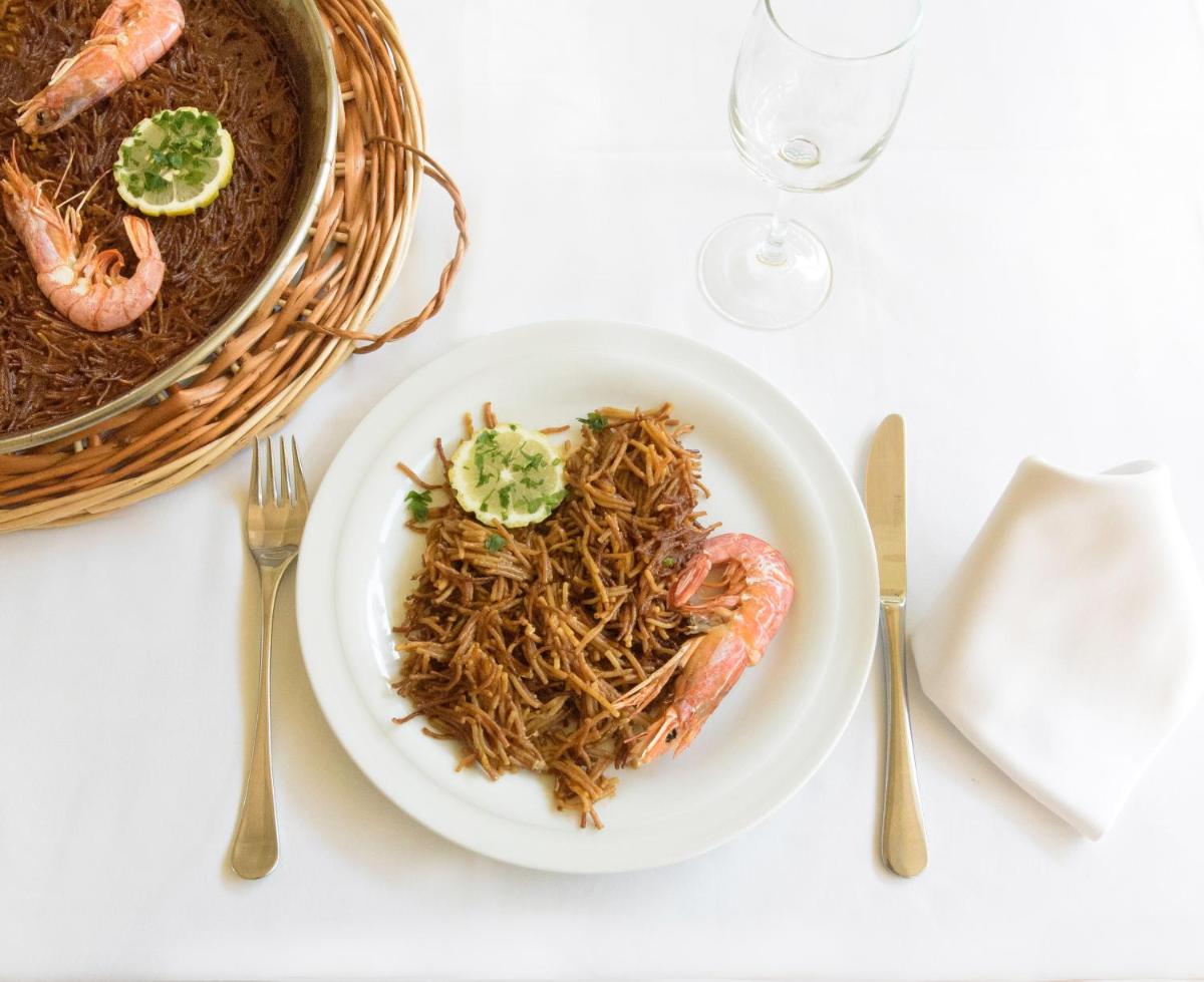 Comida en o cerca de este apartahotel
