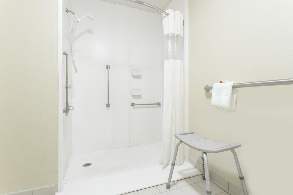 Days Inn by Wyndham Norfolk Airport - Housity