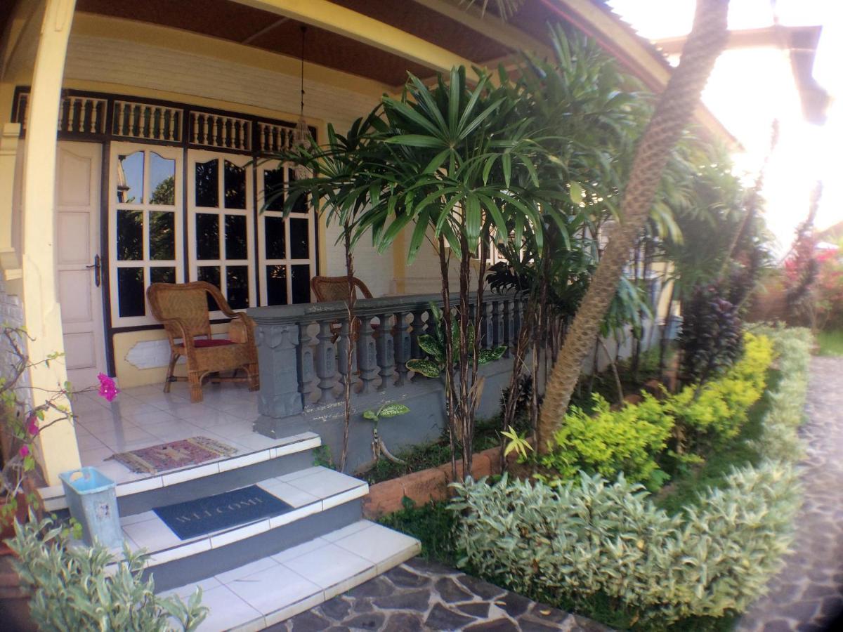 Taman Lily's Hotel - Housity