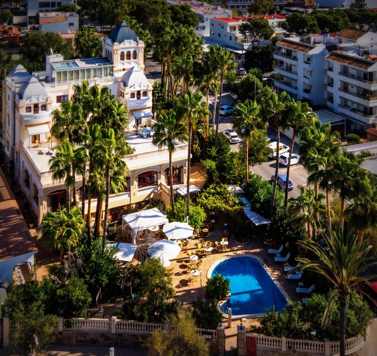 Una vista aérea de un complejo turístico con piscina y palmeras. en Hotel Ciutat Jardi, en Palma de Mallorca