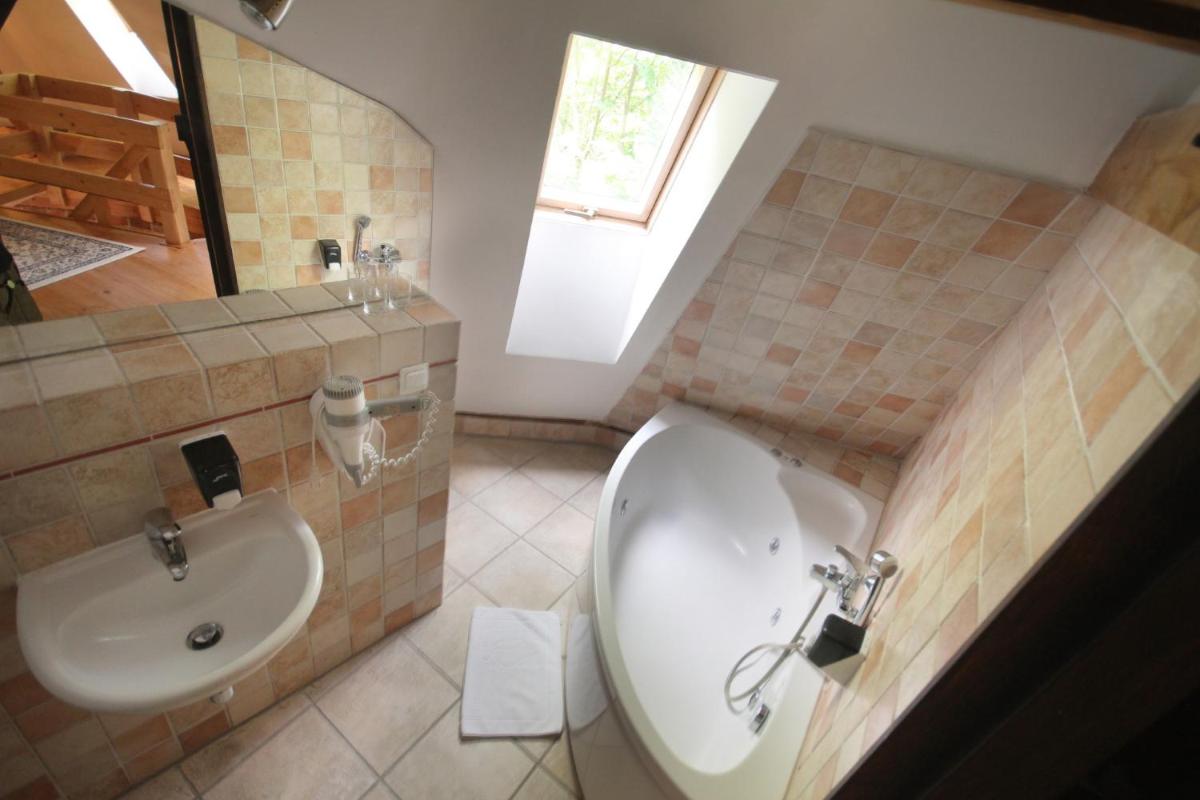 Zamek Reszel - Housity