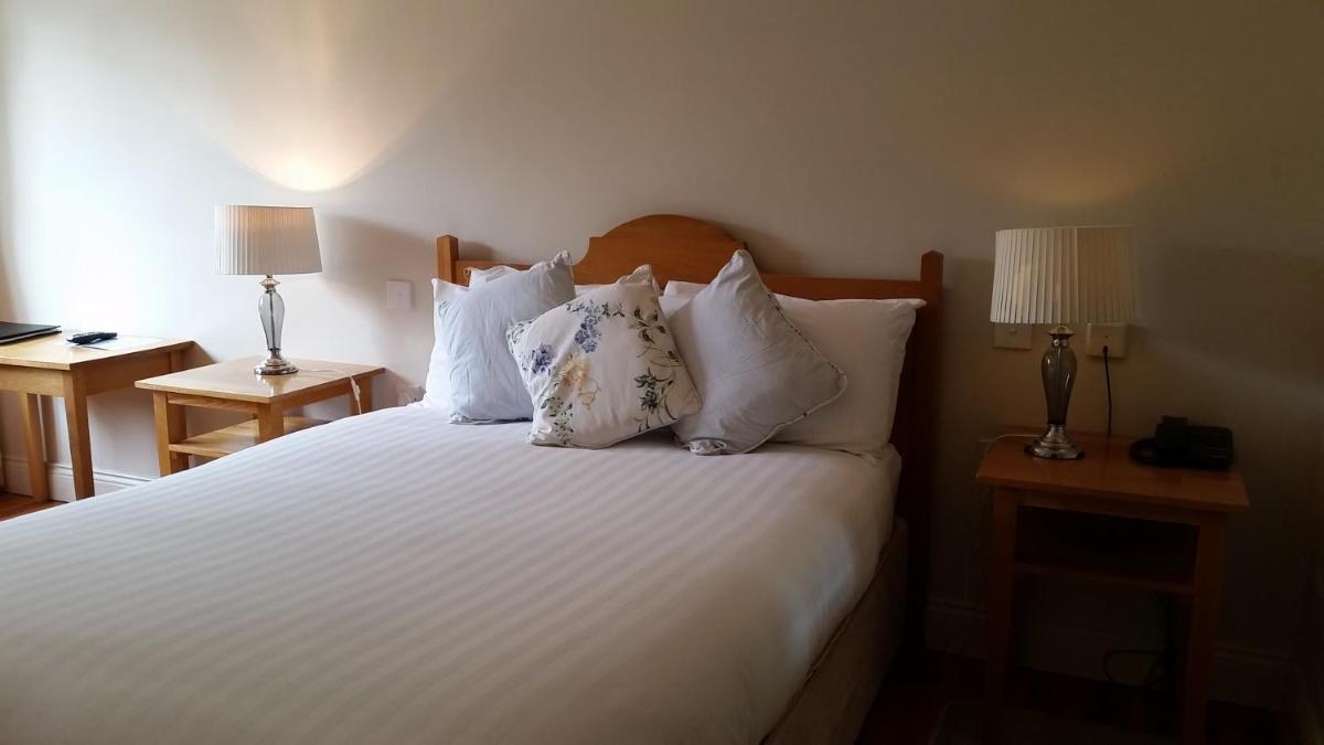The Waterfront Hotel - Housity