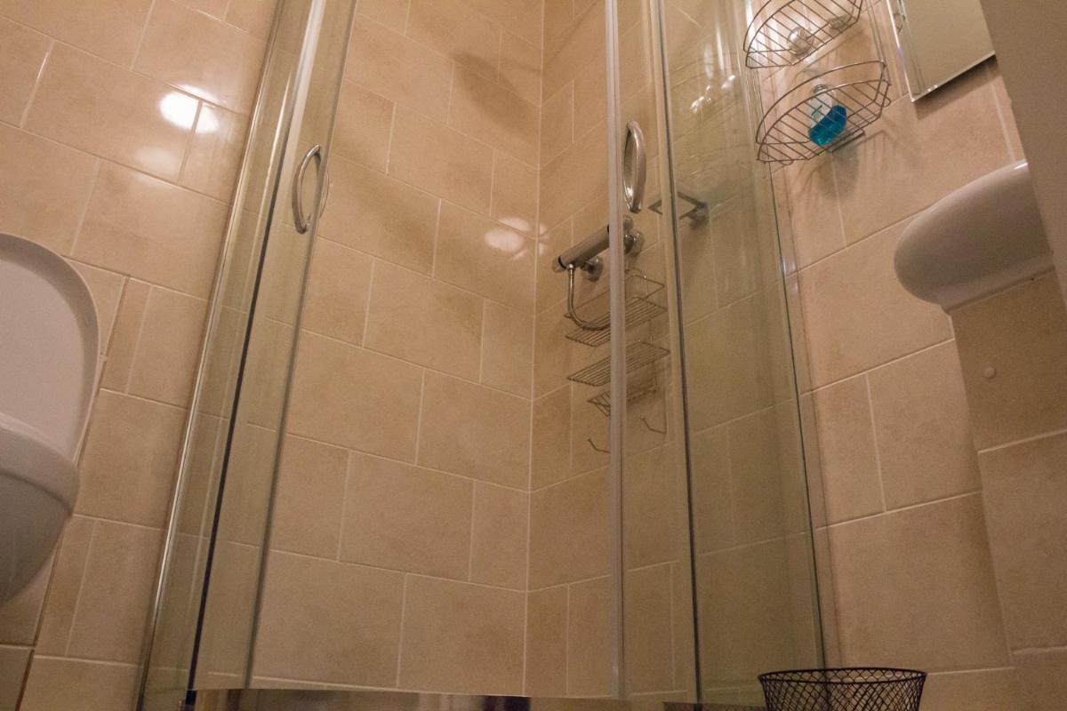 James John Hamilton House and backpacker hostel - Housity