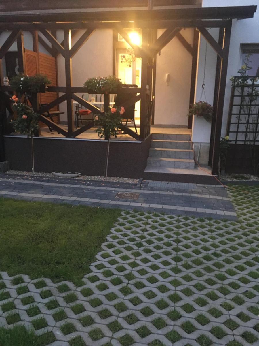Wałcz nad jeziorem - Housity