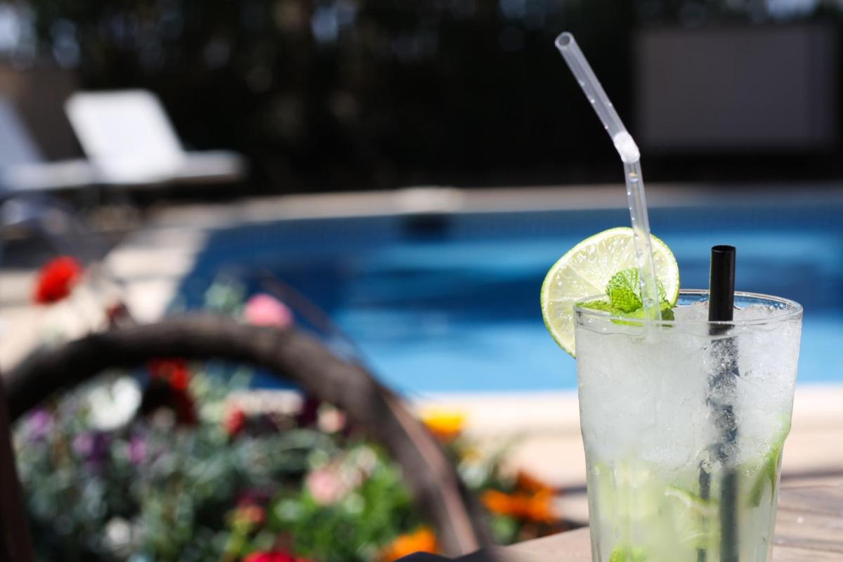 Bebidas en Hotel Ciutat Jardi