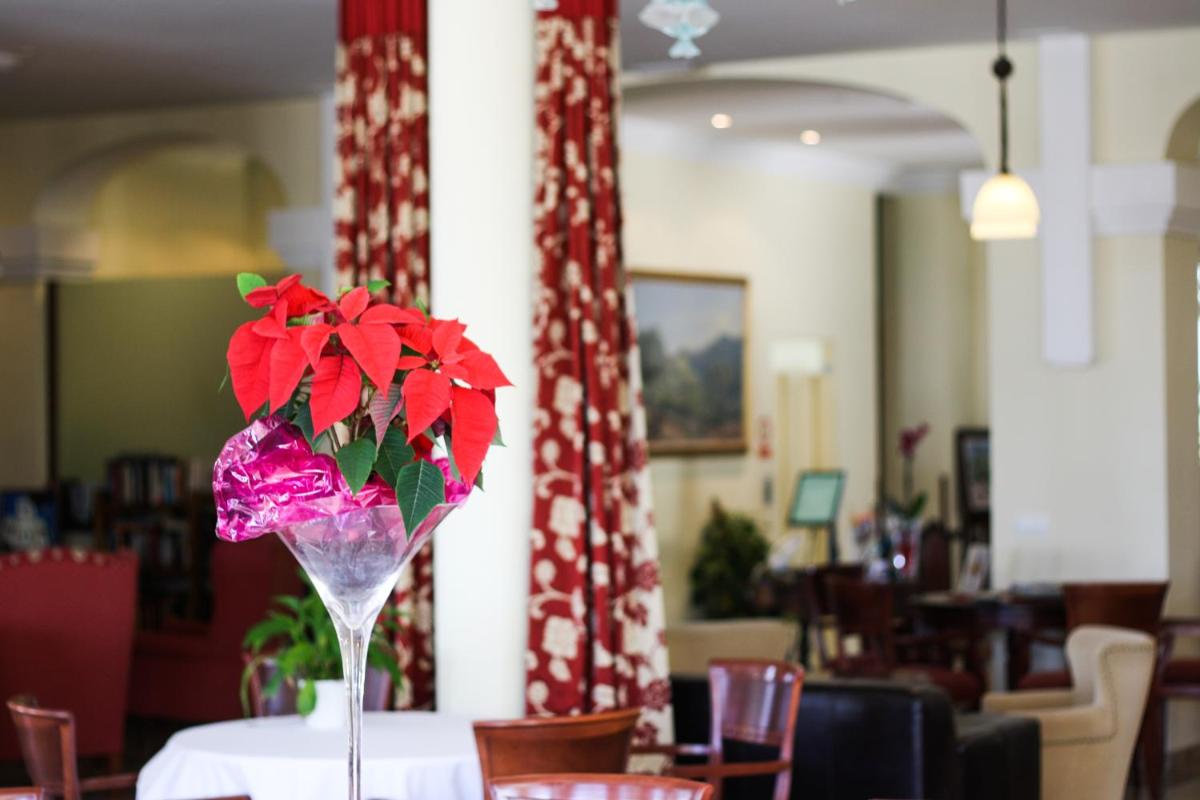 Un restaurante o sitio para comer en Hotel Ciutat Jardi