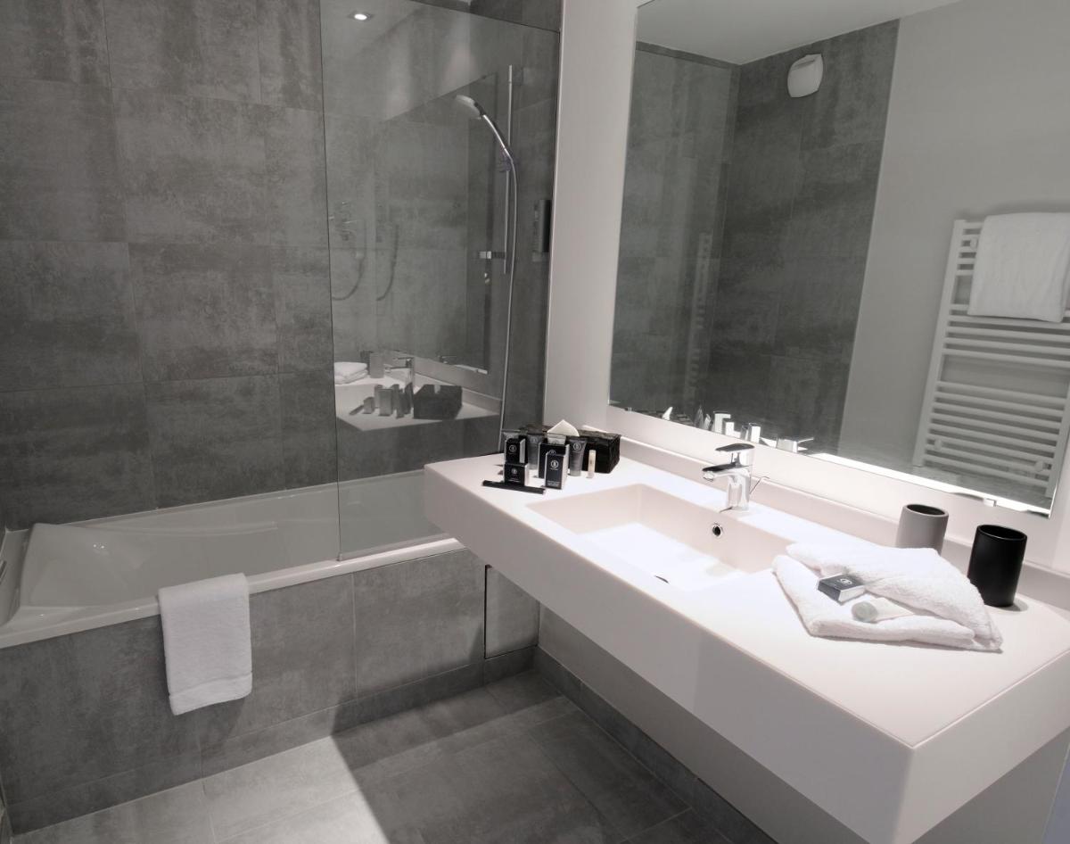 Salle de bains dans l'établissement Best Western Plus Hôtel & Spa de Chassieu