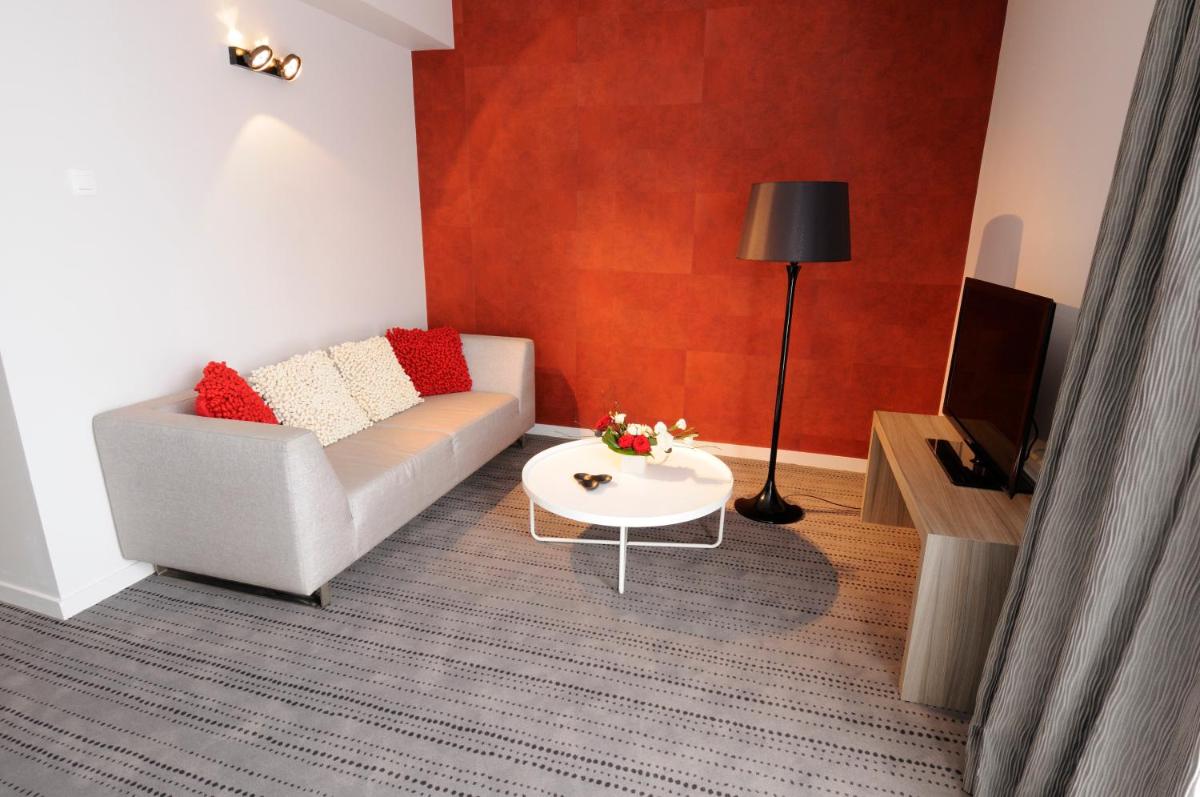 Coin salon dans l'établissement Best Western Plus Hôtel & Spa de Chassieu
