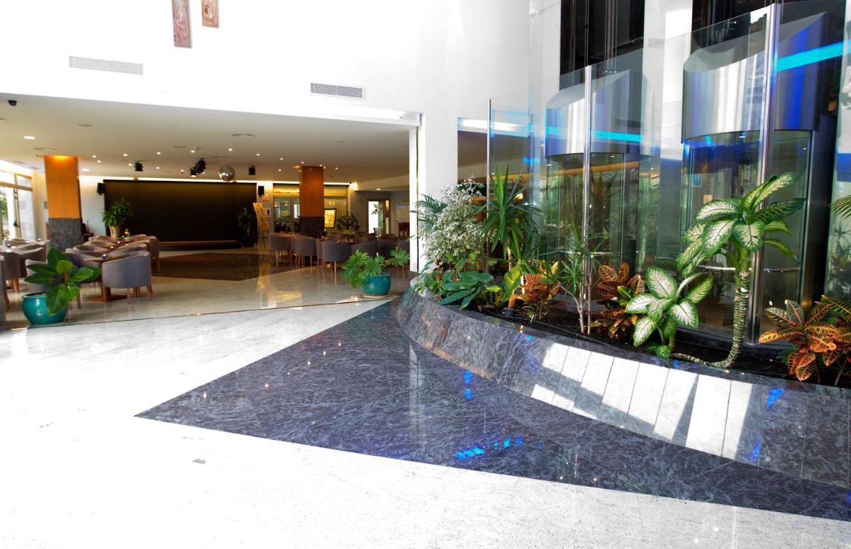El vestíbulo o zona de recepción de Hotel LIVVO Costa Taurito & Aquapark