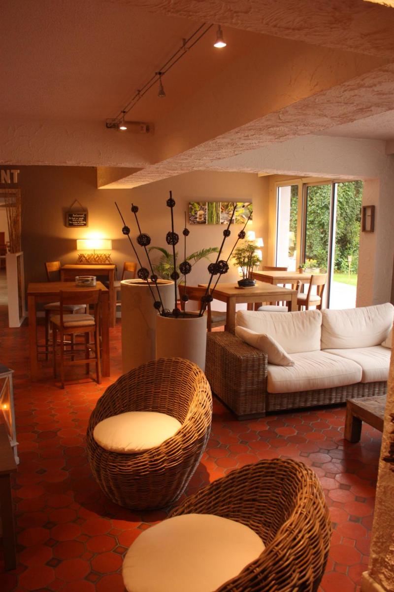 Coin salon dans l'établissement Logis Latitude Ouest Hôtel Restaurant & Spa